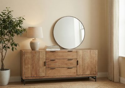 Teak dressoir Selaras met ronde spiegel, keramische lamp en plant in lichte kamer