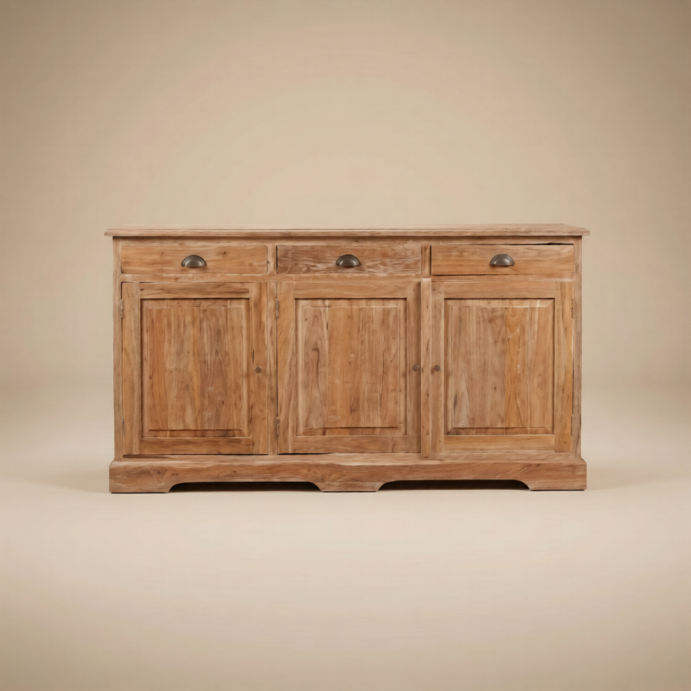 Frontale studiofoto van teak dressoir Senja 3 deur met drie panelen en drie lades.