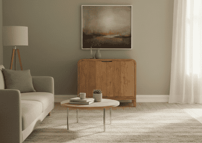 Woonkamer met beige bank, ronde salontafel en teak dressoir Arus 2 deur met afgeronde hoeken tegen groene muur, vloerkleed en vloerlamp.