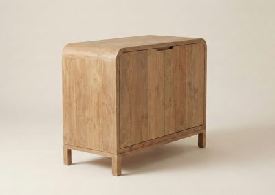 Studiofoto van teak dressoir Arus 2 deur met afgeronde hoeken en twee deuren, op neutrale achtergrond.