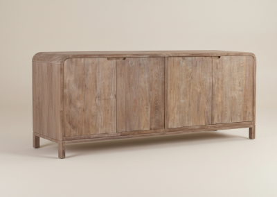 Studiofoto van teak dressoir Arus 4 deur met afgeronde hoeken, vier deuren en lage poten.