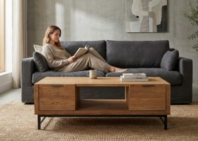 Vrouw leest op bank met teak salontafel Selaras in woonkamer