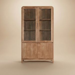 Studiofoto van teak kast Arus frontaal, met glazen deuren boven en dichte onderkasten, op neutrale achtergrond.