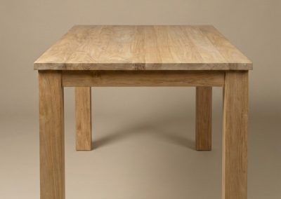 Frontale studiofoto van rechthoekige teak eettafel Rimba 140 cm met vier poten.