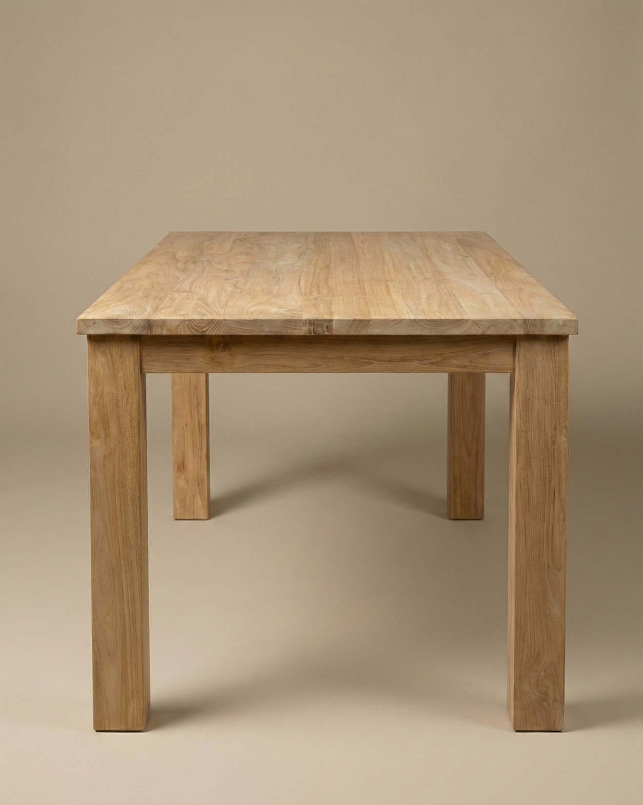 Frontale studiofoto van rechthoekige teak eettafel Rimba 140 cm met vier poten.