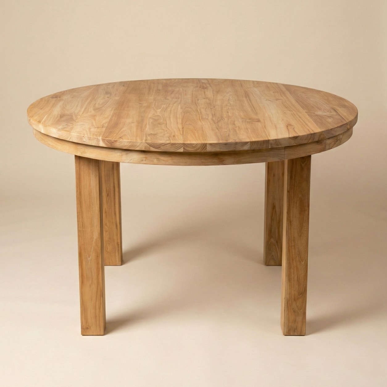 Studiofoto van ronde teak eettafel Rimba 120 cm met vier poten.