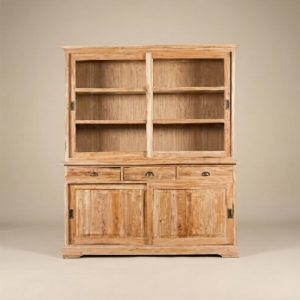 Frontale studiofoto van teak kast Senja met open schappen, drie lades en twee deuren.