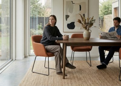 Mensen aan tafel met stoel Lembut