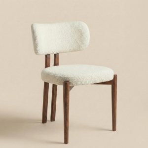 Frontale studiofoto van eetkamerstoel Sandar met bouclé bekleding en teakhouten poten.