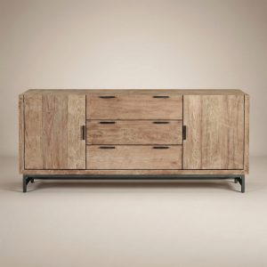 Frontale studiofoto van teak dressoir Selaras met lades en deuren