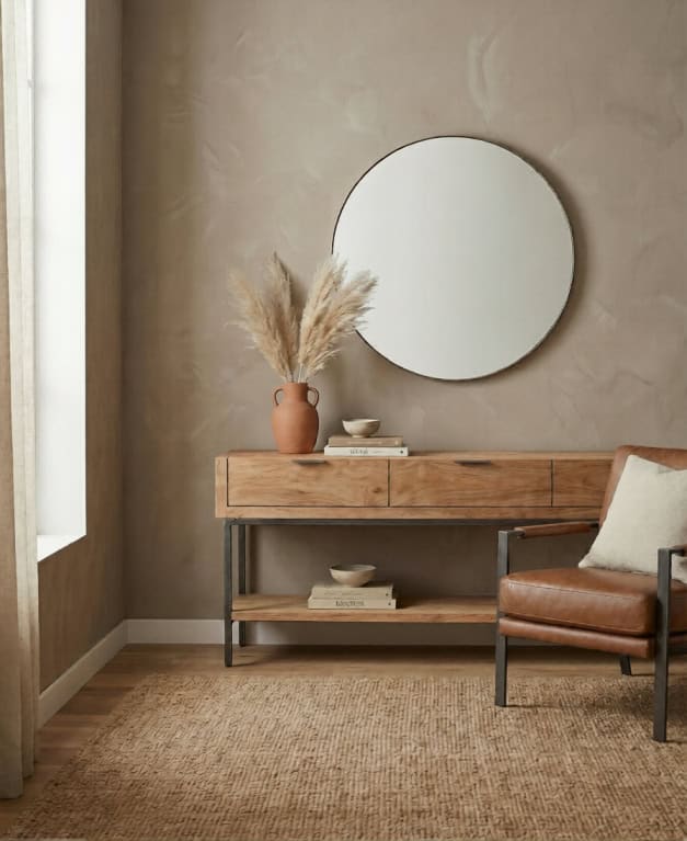 Teak wandtafel Selaras 180 cm met ronde spiegel en vaas in woonkamer