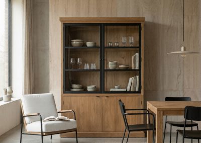 Teak Vitrinekast Aruna in woonkamer